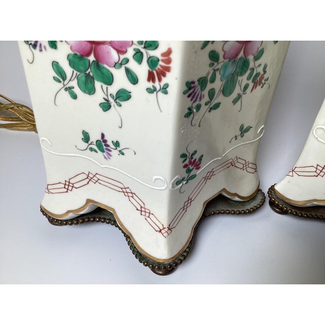 Early 20th Century Early 20th Century Hand Painted Pair Samson Style Armorial Lamps - a Pair For Sale - Image 5 of 9