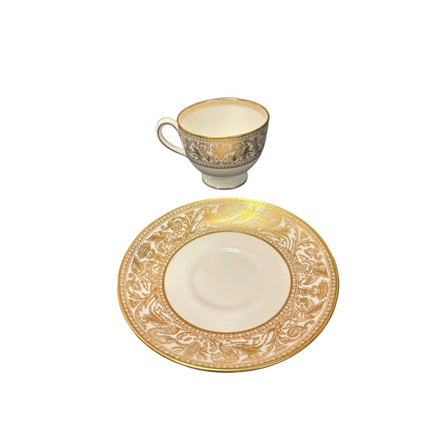 Vintage Wedgwood Gold Florentine Bone China Leigh Shaped Footed Cups and Saucers for Two - 4 Pieces For Sale In New York - Image 6 of 10