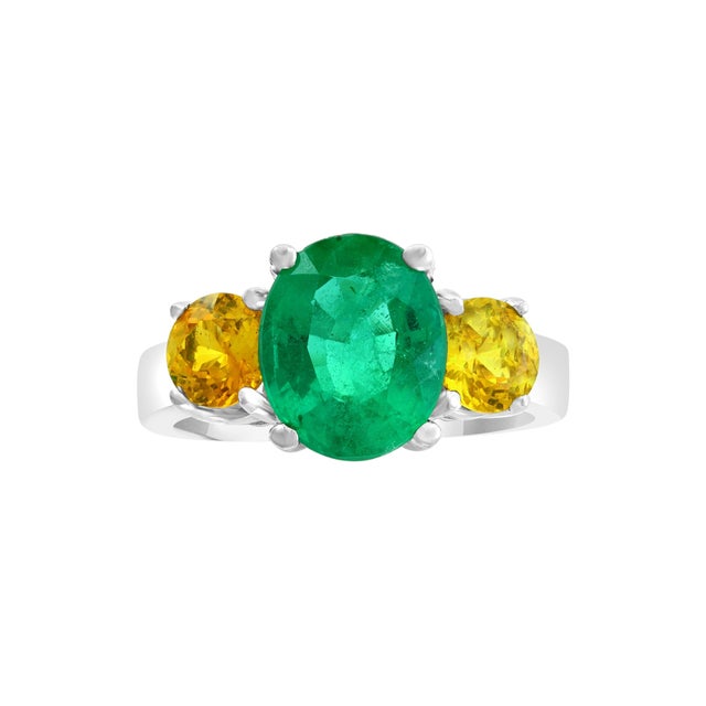 Modern 3 Carat Oval Cut Colombian Emerald and Yellow Sapphire 18 Karat Gold Ring For Sale - Image 3 of 8