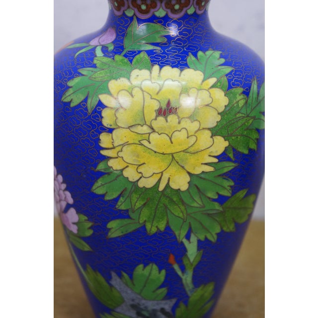 Metal Early 20th Century Pair of Chinese Cloisonne Cobalt Blue Floral Peonies Butterfly Vases Urns 7" For Sale - Image 7 of 13