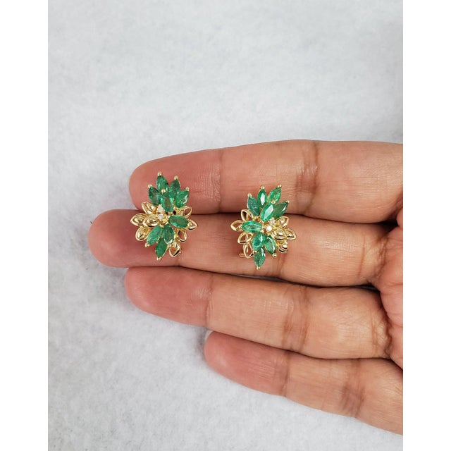 Contemporary Emerald Cluster Floral Earrings 14k Yellow Gold, 2 Pieces For Sale - Image 3 of 5