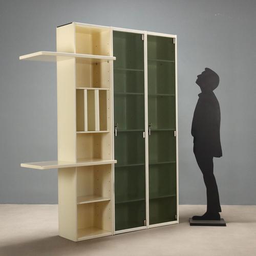 Modular unit, also usable as a freestanding unit, consisting of two display units with hinged glass doors and one open...
