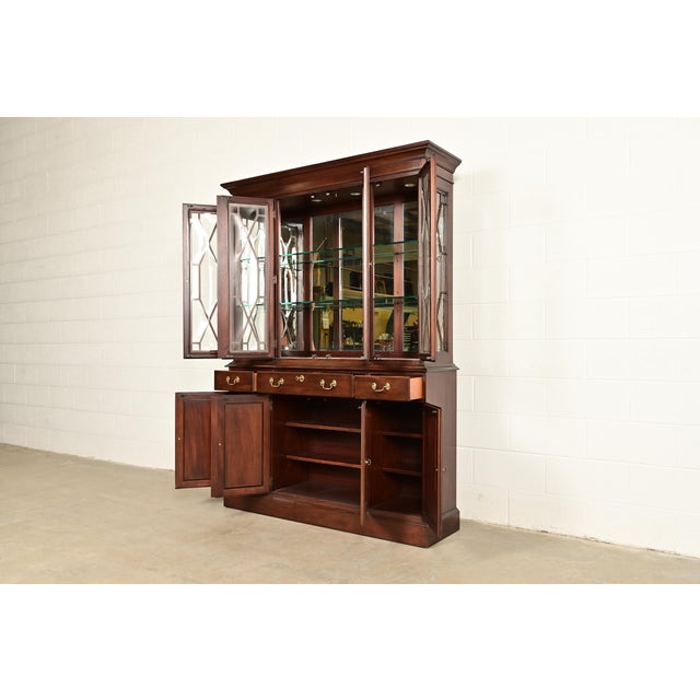Ethan Allen Knob Creek Georgian Carved Mahogany Lighted Breakfront Bookcase Cabinet For Sale In South Bend - Image 6 of 18