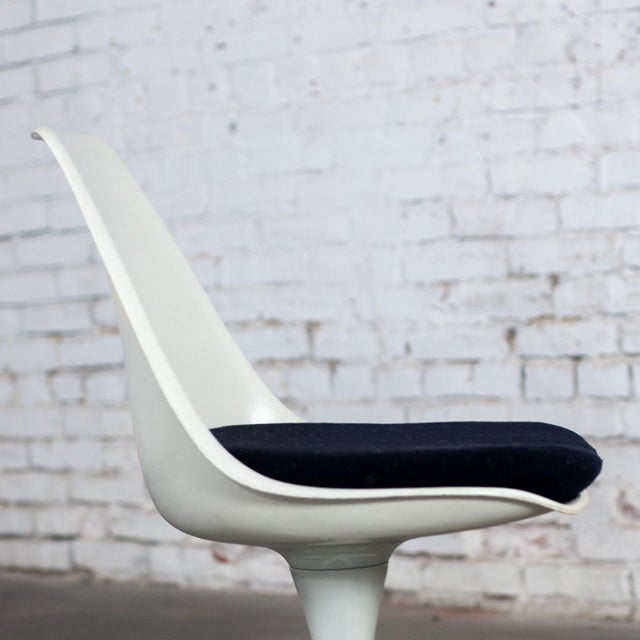 Metal Mid-20th Century MCM Burke Tulip Side Chair No 115 White Shell Round Stationary Base & Black Cushion For Sale - Image 7 of 14