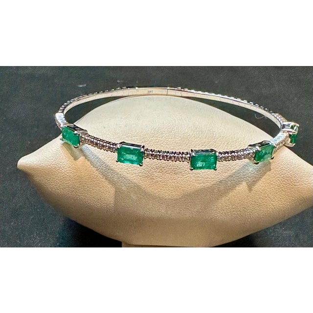 Emerald 3 Carat Natural Brazilian Emerald & Diamond Bangle Bracelet 14 Karat White Gold For Sale - Image 8 of 18