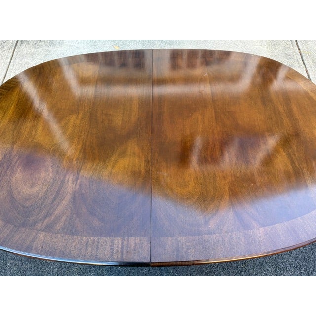 Queen Anne Late 20th Century Attributed to Councill Craftsmen Queen Anne Style Mahogany Dining Room Table With 2 Leaves and Pads For Sale - Image 3 of 6
