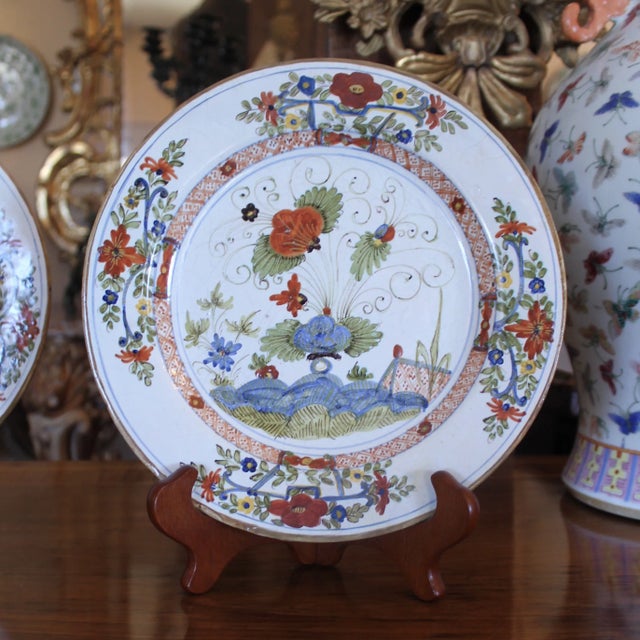 Rustic European Pair of 18th Century Garofano Pattern Faience Plates For Sale - Image 3 of 10