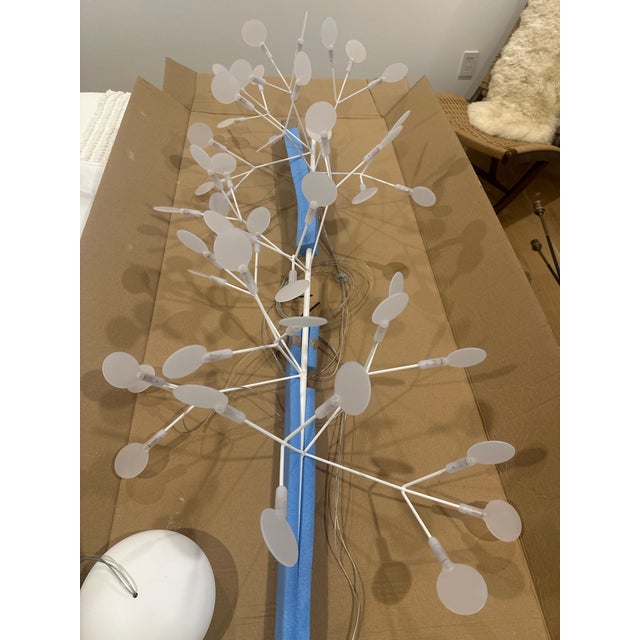 Moooi Heracleum Endless side mounting in White finish. New and in excellent condition this an Open Box fixture 45.7"s long...