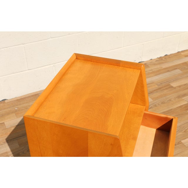 Mid-Century Modern Pair of Maple Nightstands in the Style of Heywood-Wakefield, Circa 1960s For Sale - Image 4 of 18