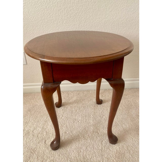 Late 20th Century Traditional Pennsylvania House Queen Anne Style Solid Cherry Oval Accent Table With Drawer Excellent Condition. For Sale - Image 10 of 18