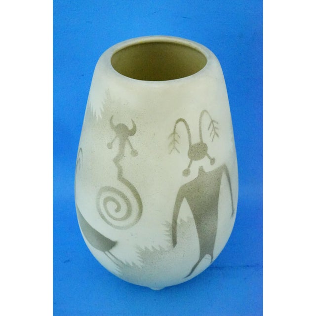 20th Century Modernist Navajo Ceramic Vase with Native American Decoration from Melvin Redhorse, United States, 1970s For Sale - Image 6 of 18
