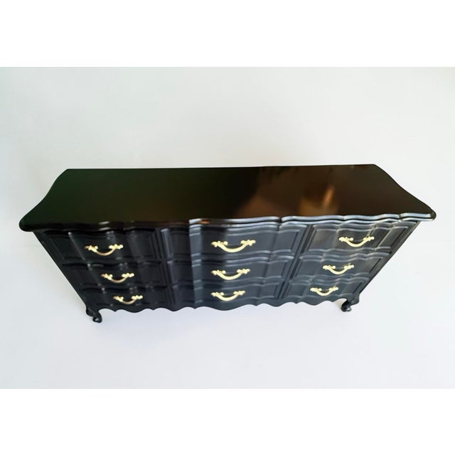 1970s French Provincial 9-Drawer Dresser in Black Lacquer With Gold Hardware For Sale In Miami - Image 6 of 9