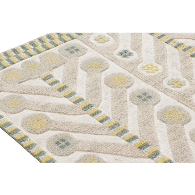 Mid-Century Modern Rug & Kilim’s Scandinavian Style Rug in Off-White and Beige Geometric Patterns - 9x12 For Sale - Image 3 of 8