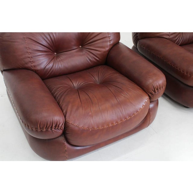 Set Vintage Italian Burgundy Lounge Chairs by Sapporo for Mobil Girgi, 1970s, Set of 2 For Sale - Image 6 of 11