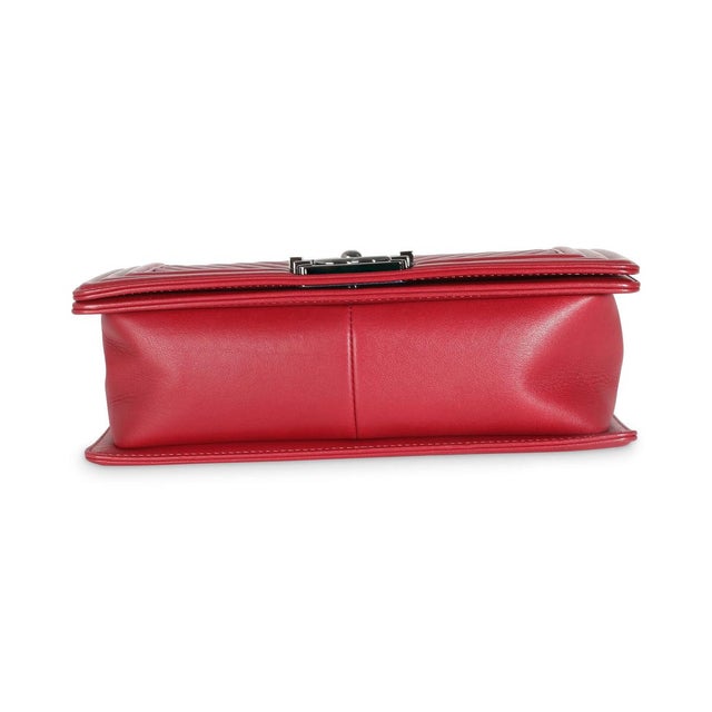 2010s Burgundy Chevron Calfskin Chain Medium Boy Bag For Sale - Image 5 of 9