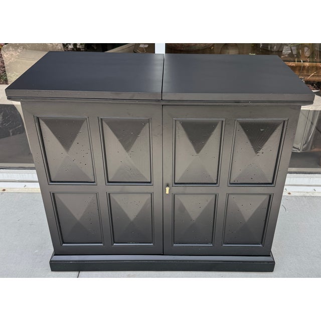 This is a vintage Henredon Custom Folio Three collection rolling bar cabinet. The piece functions as a versatile flip-top...