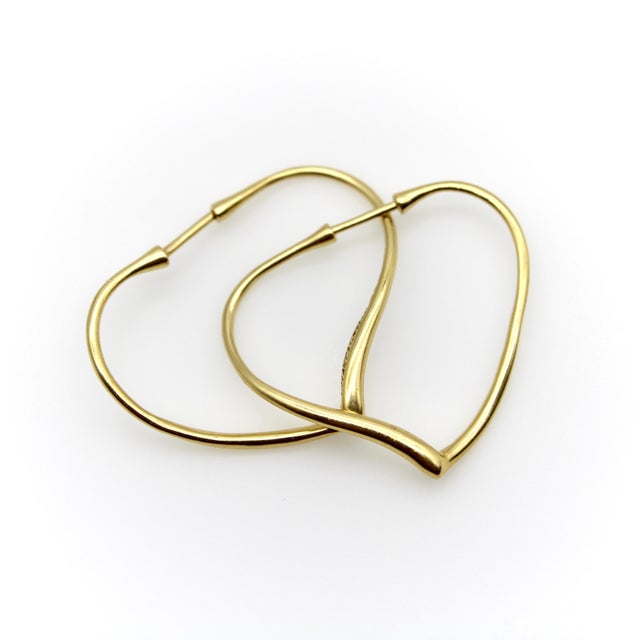 1990s 18k Gold Elsa Peretti for Tiffany & Co. Open Heart Hoop Earrings For Sale - Image 5 of 8