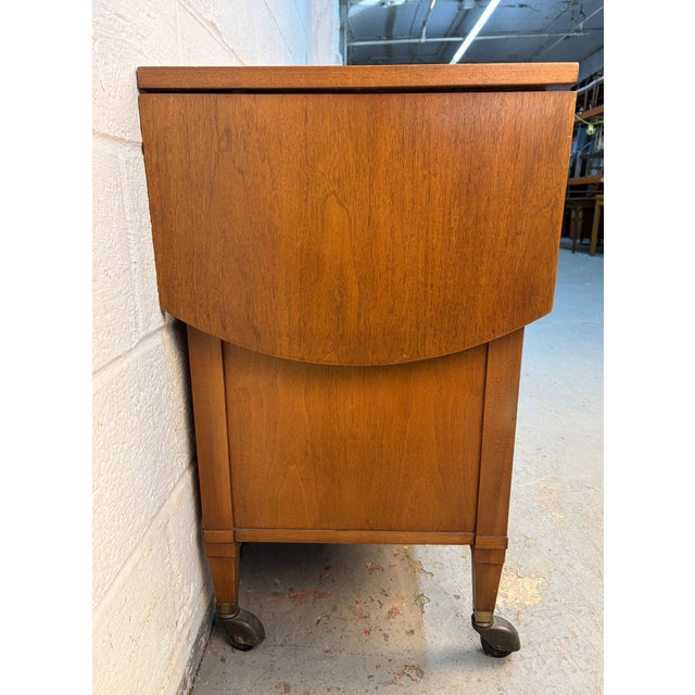 Mid 20th Century Modern Walnut and Brass Drop Leaf Bar Cart For Sale - Image 9 of 17
