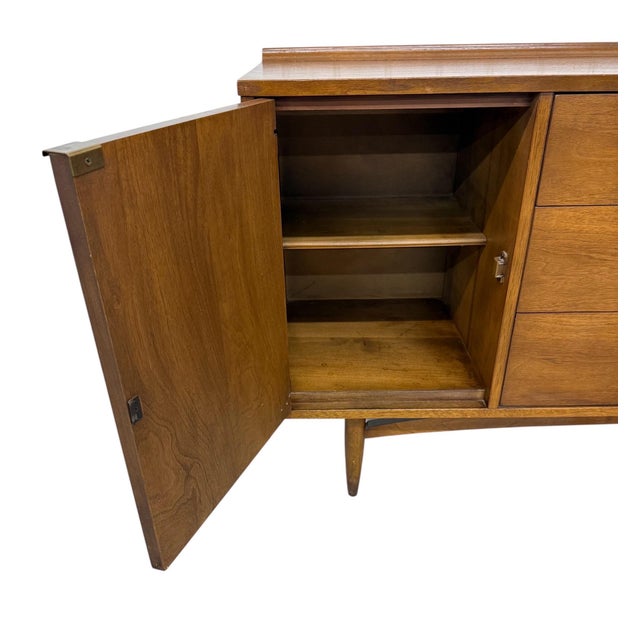 1960s Mid-Century Modern Broyhill Sculptra Walnut Sideboard For Sale - Image 5 of 8