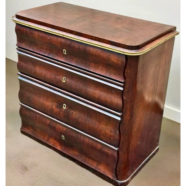 Mid 19th C. Biedermeier Serpentine Mahogany Commode For Sale In New York - Image 6 of 15