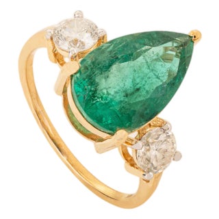 Retro-Inspired 3.47Ct Pear Cut Emerald & Diamond Statement Ring Size 5.5 in 18k Gold For Sale