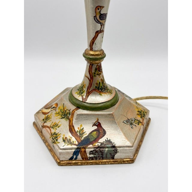 Chinoiserie Vintage 36.5” Bradburn Gallery Hand-Painted Chinoiserie Toleware Table Lamp For Sale - Image 3 of 6
