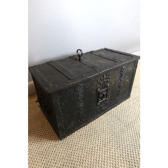 17th Century Nuremberg Chest For Sale - Image 15 of 16