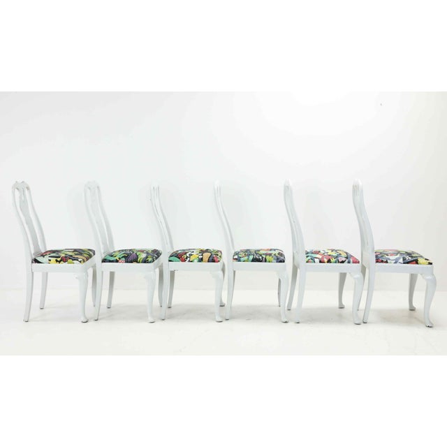 Rococo Mid 20th Century Set of 6 Swedish Rococo Style Painted Dining Chairs With Stig Lindberg “Melodi” Linen Upholstery For Sale - Image 3 of 8