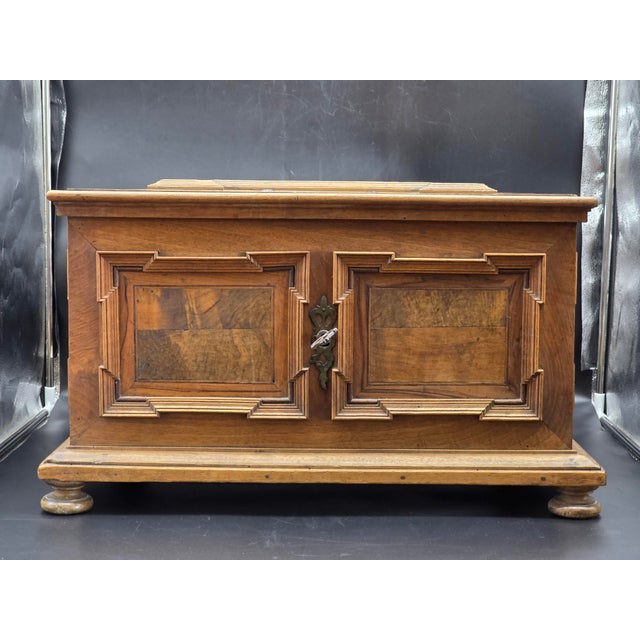 Chest of Drawers in Walnut and Briar with Key, 1703 For Sale - Image 16 of 18