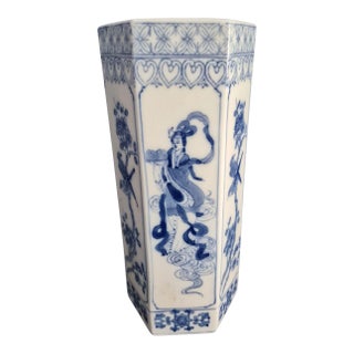 Vintage Asian Chinoiserie Blue & White 11'' Figural Brush Pot Hexagon Vase For Sale