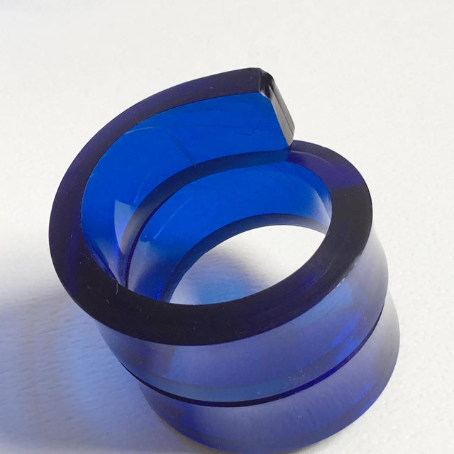 Vintage Postmodern Blue Transparent Lucite Plastic Double Twist Spiral Ribbon Napkin Rings- Set of 6 For Sale In San Francisco - Image 6 of 6