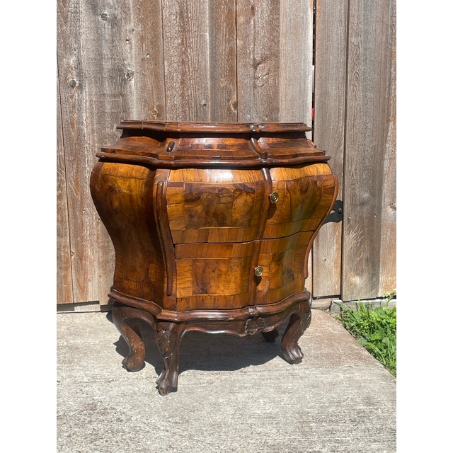 Burnt Umber Italian Venetian Louis XIV Rococo Walnut Burl Veneer Commode For Sale - Image 8 of 11