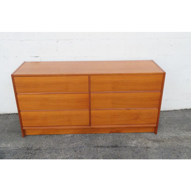Late 20th Century Danish Modern Mid Century Long Dresser Sideboard Tv Media Console 6203 For Sale - Image 11 of 18