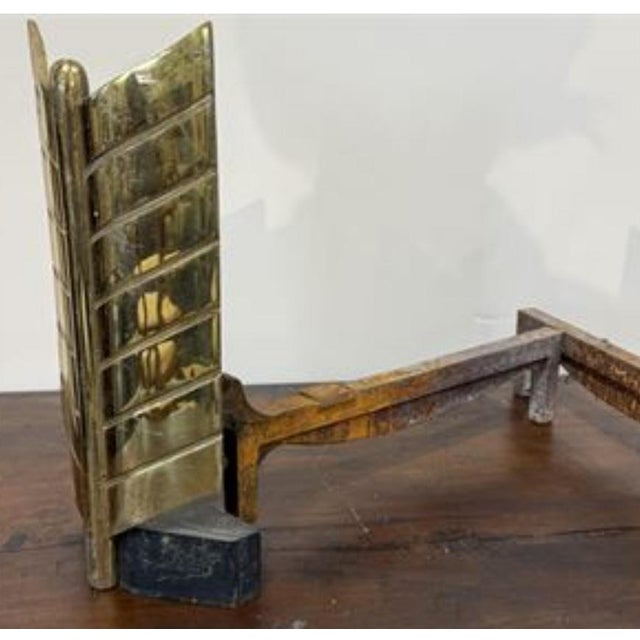Mid-Century Modern Exceptional Donald Deskey “Arrow Fletching” Brass Andirons for Bennett — Rare Mid-Century Modern Design, Circa 1950 For Sale - Image 3 of 5