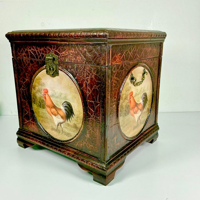 1970s 1970s Vintage Farmhouse Arts & Crafts Boho Chic Velvet Lined Rooster Storage Box For Sale - Image 5 of 18