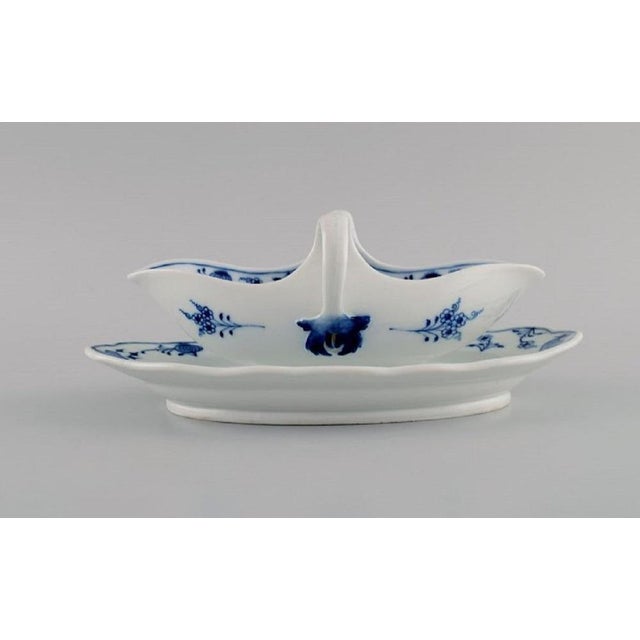 Antique Meissen blue onion sauce bowl in hand-painted porcelain. Late 19th century. Measures: 22 x 14 x 8.5 cm. In...
