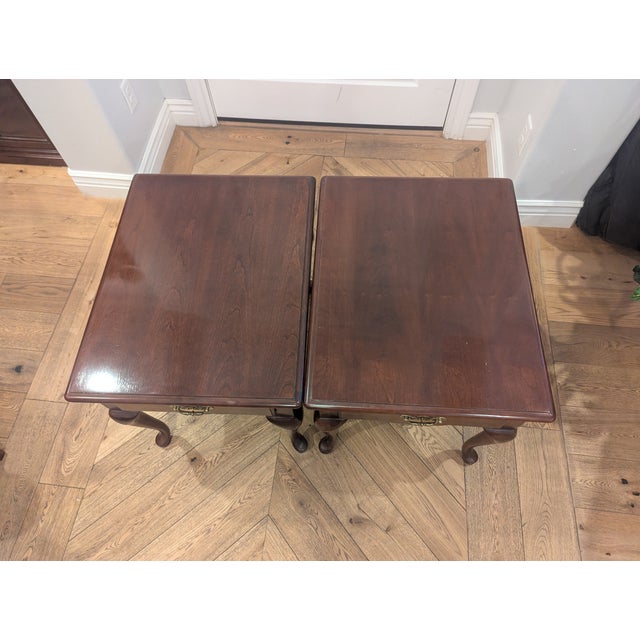 American 1980s Thomasville Collectors Cherry Traditional Queen Anne Side Tables (Pair) Aka Winston Court For Sale - Image 3 of 10