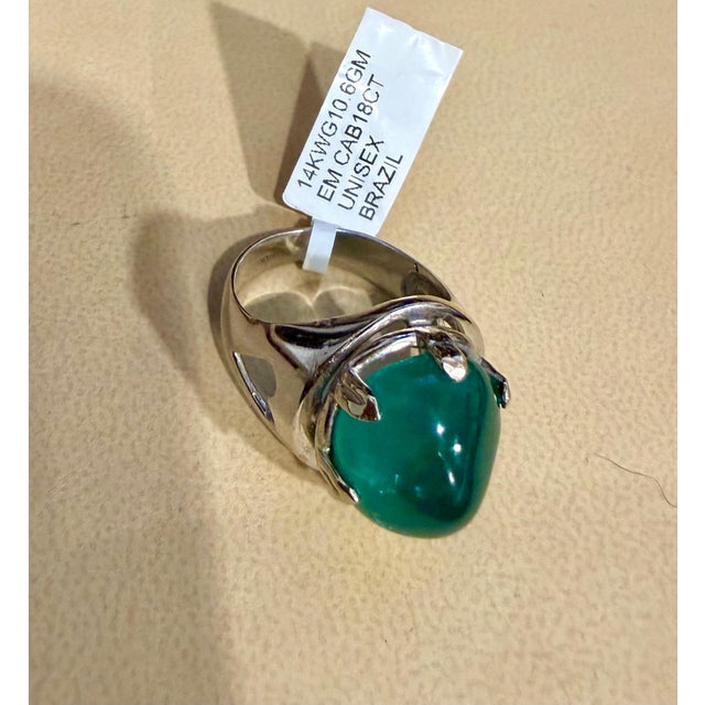 Modern 18 Carat Huge Emerald Cabochon 14 Karat White Gold Cocktail Ring Vintage Unisex For Sale - Image 3 of 8
