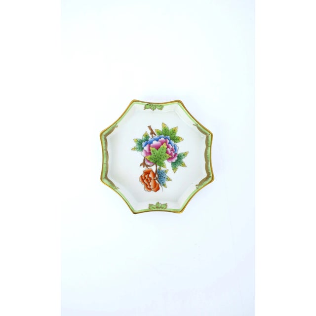 A very beautiful hand-painted octagonal porcelain jewelry dish vide-poche from luxury maker Herend, circa late-20th...