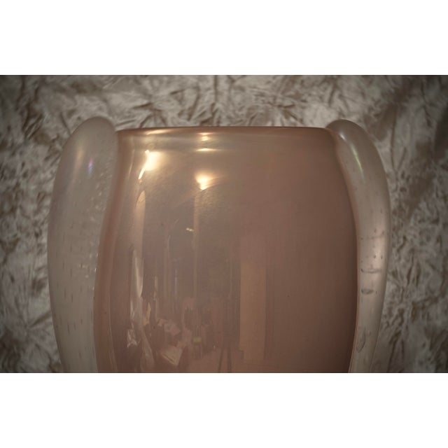 Stunning murano table lamp in the barovier & toso style. The murano furnaces create an indisputable and timeless design. A...