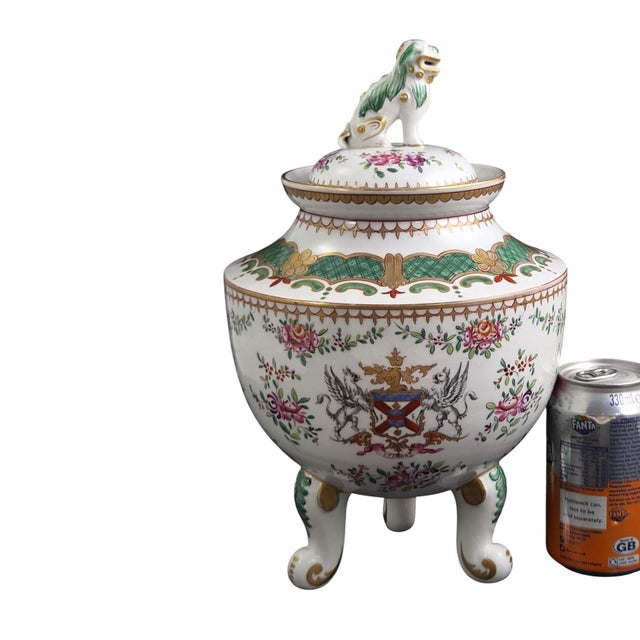 French Chinoiserie Armorial Porcelain Vase and Cover from Samson Paris, 1880s For Sale - Image 14 of 15