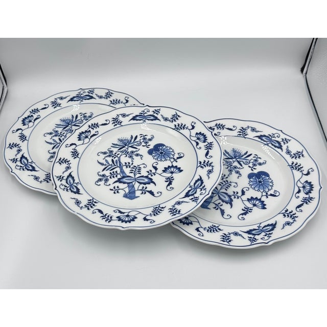 Step back in time with this charming 1950s Danube plate set! This delightful collection features the iconic blue and white...