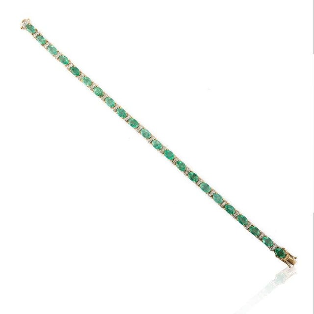 Art Deco 9.46 Carats Natural Green Emerald and Diamond Tennis Bracelet For Sale - Image 3 of 5