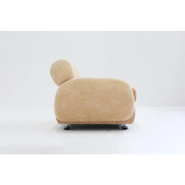 Vintage Italian armchair from the 1970s in a beautiful beige fabric with chrome legs. Comfortable seat!