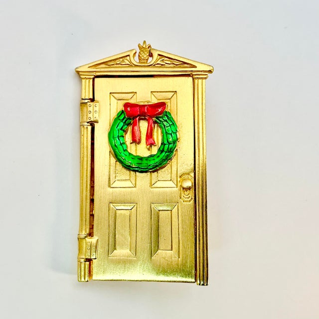 Janette Jewelry - 1970-2006 A lovely Christmas Brooch from Jonette Jewelry from the 1990s. It features a stunning gold-...