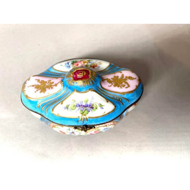 French 1840s French Sèvres Louis XVI Turquoise Porcelain Box For Sale - Image 3 of 15