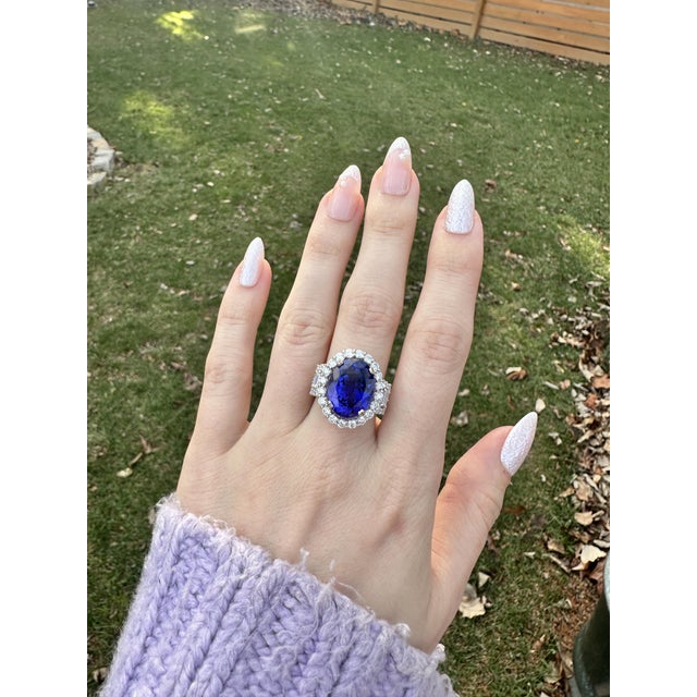 Modern 11.8ct Statement Tanzanite Ring With Natural Diamonds: Solid 14k Gold, 16x12mm, Size 6.75 For Sale - Image 3 of 6