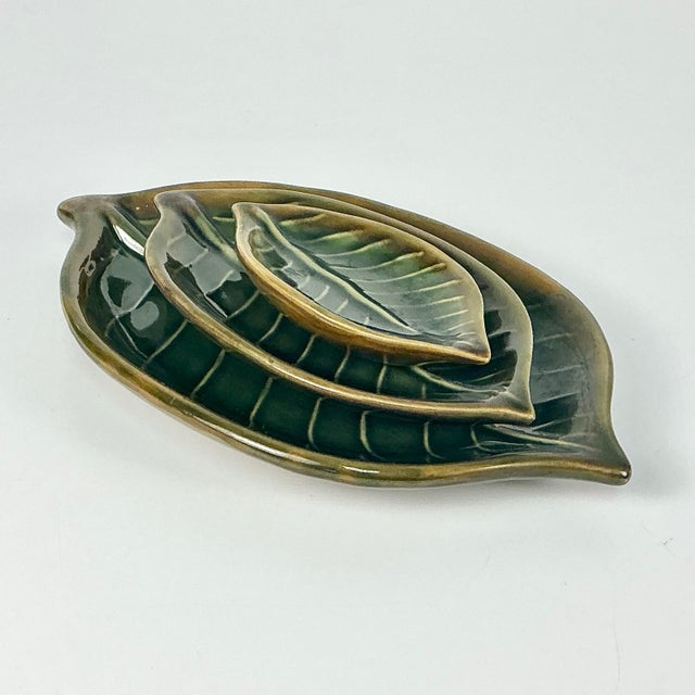 1990s Vintage Coastal Boho Chic Trompe L’Oeil Banana Leaf Earthenware Serving Dishes - Set of 3 For Sale - Image 13 of 14