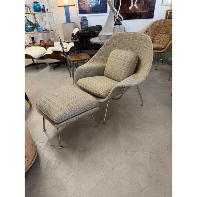 1960s Early Production Saarinen Knoll Womb Chair & Ottoman Reupholstered LIC Label For Sale - Image 15 of 18