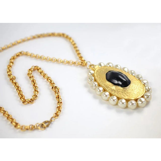 1970s Pendant Necklace With Faux Baroque Pearls For Sale - Image 4 of 8